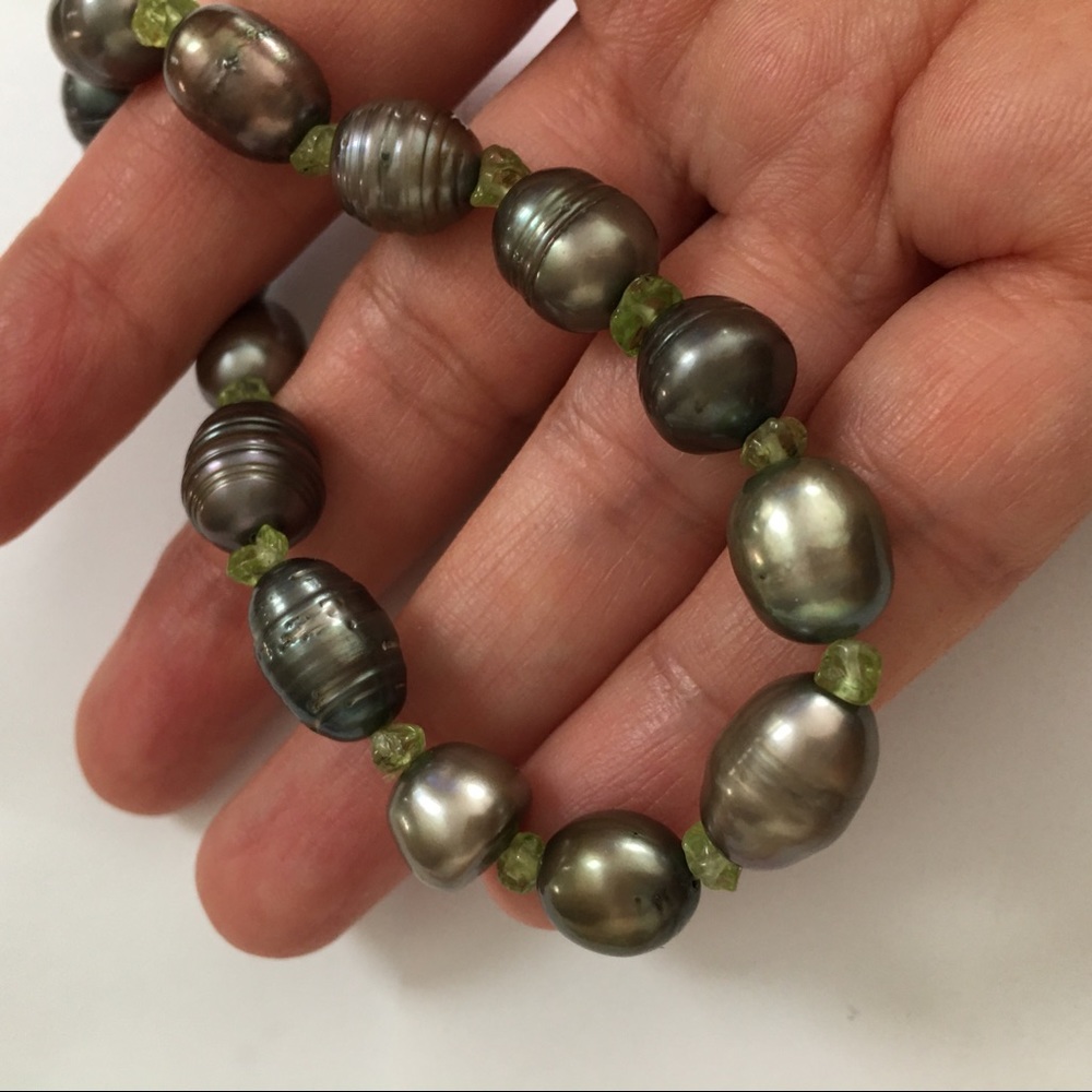 Peacock grey cultured freshwater pearl & natural peridot bracelet - Picture 2 of 6